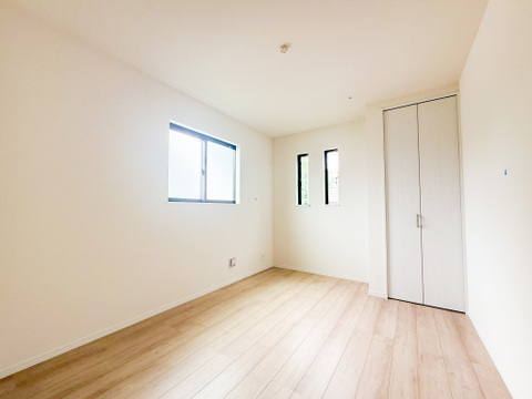 外観を彩る大きな窓から、心地よい光と風が注ぐ快適な子供部屋。