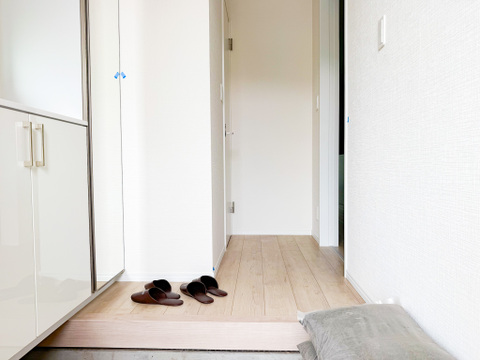 住む人をやさしく迎える、気品と清潔感あふれるアプローチ。