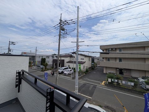 落ち着いた住宅街の一角に位置し、穏やかな暮らしを実現できる環境です。