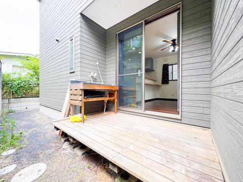 周辺に建ち並ぶ邸宅も、それぞれに個性がありながらも全体的に瀟洒な雰囲気を醸し出している邸宅街の一角。