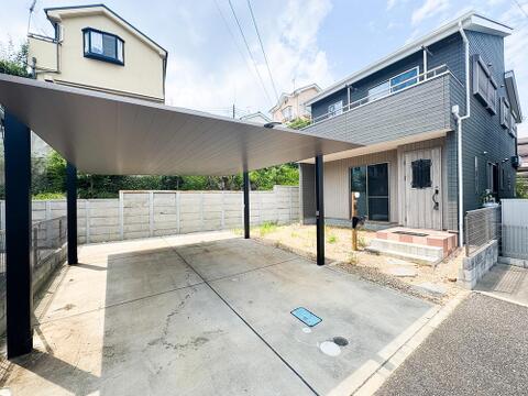 街並みの風景に包み込まれながら、瀟洒な印象も湛えて佇みます。