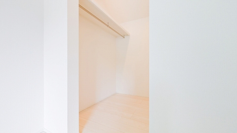 バルコニー直結部屋のウォークインクローゼット。洗濯物を取り込んでとのまま収納できます。機能的で居心地の良い空間が、日々の暮らしをより快適にサポートします。