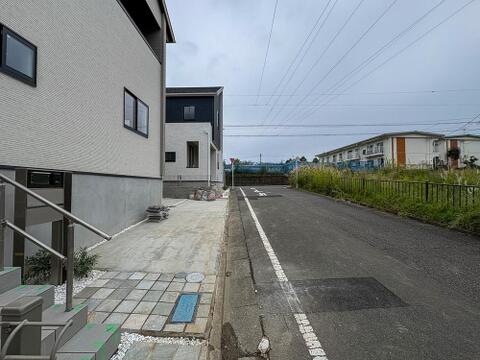 閑静な住宅街を走る車通りの少ない前面道路。しっかり舗装されておりお車の出し入れもスムーズです。ベビーカーや小さなお子様連れの歩行も安心で快適に通行していただけます。