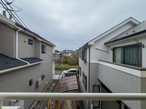 ここから見渡すと澄み渡る青い空に、心地よい風と暖かい日差しが駆け巡ります。