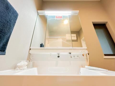 洗面台には三面鏡を採用。身だしなみを整えやすい事はもちろんですが、鏡の後ろに収納スペースを設ける事により、散らかりやすい洗面スペースをすっきりさせる事が出来るのも嬉しいですね