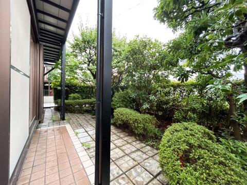 リビングから眺めるお庭は植栽や芝の状態も良好です。夏はプールを楽しんでみたりもできます。