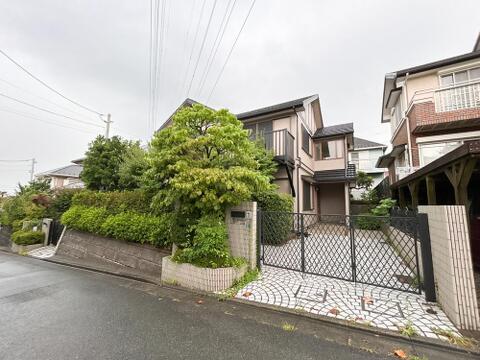 前面道路は閑静な住宅地をはしる車通りの少ない道路。お車の出し入れが苦手なママや小さなお子様にも安心ですね。しっかり舗装もされているので、ベビーカーや自転車で通っても快適に通行できます。