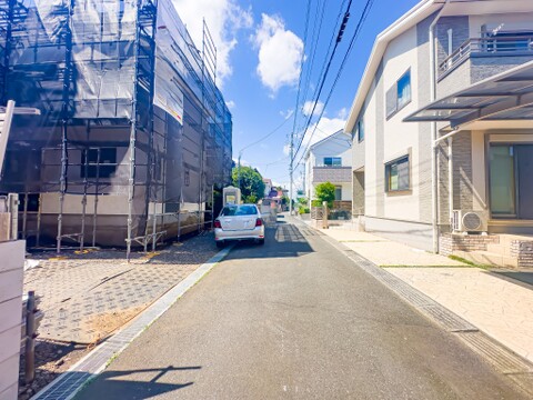 前面道路は車通りが少なく、車庫入れがスムーズに行えます。2026/7/19撮影