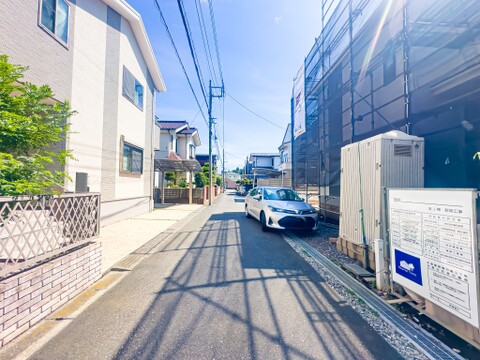 前面道路は東側約4mの広さです。車通りが少なく、静かな暮らしを守ってくれます。2026/7/19撮影