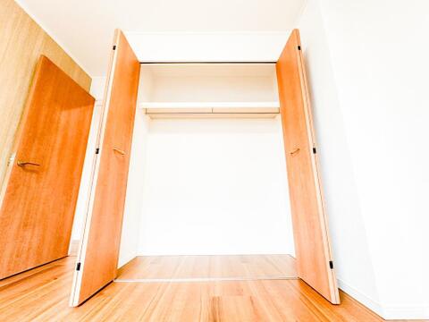 洋室には大きなクローゼットを設けました。高さがあるので、かさばる季節家電や寝具などもスッキリ片付きます。室内を広く使えるのも嬉しいポイントです。