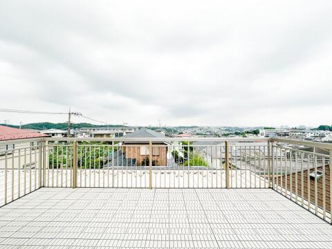 東京タワーやスカイツリーまで臨むことができるスカイバルコニーは、高台ならではの仕様です。