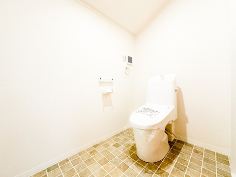 ウォッシュレットはもちろん完備、広さ十分のトイレです。