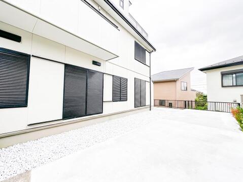 車種によっては3台も止められることができ、また駐輪スペースは別にございますので、車をこする心配もございません。(AIにより雑草を除去してます)