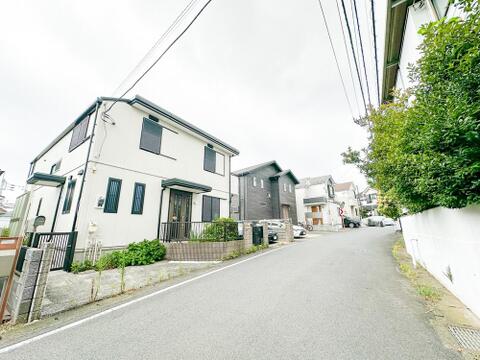 前面道路は幅員6mございますので、車庫に車を入れるのも、やりやすいです。