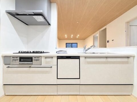 会話を楽しみながら調理できる対面式キッチン。リビングを見渡せる開放的な設計と広い調理スペース・豊富な収納が、毎日の家事を楽しいひとときに変えてくれます。