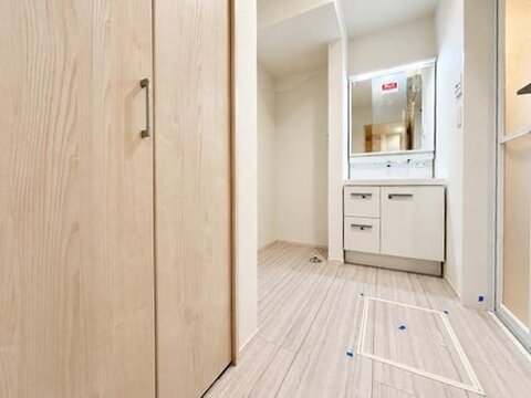 清潔感ある新築の洗面化粧台。機能的な設計と豊富な収納スペースで、毎朝の支度がスムーズに整います。家族みんなが使いやすいゆとりある広さを兼ね備えています。