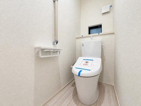 清潔感あるトイレ。シンプルでモダンなデザインが心地よい空間を演出し、ゆとりある広さで毎日快適にご使用いただける衛生的な環境がしっかり整っています。