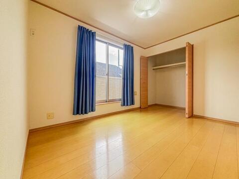 窓から差し込む柔らかな光が心地よい居室は、広さがあり、のびのびとした気分で過ごせます。趣味やリラックスの時間を楽しめる多用途な空間で、心安らぐ毎日が広がります。