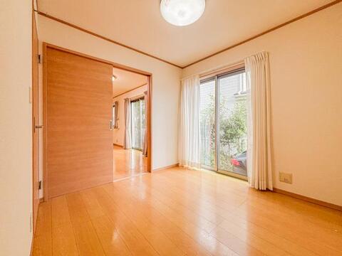広さが際立つ住まいは、各部屋がゆったりとした設計で、心地よく過ごせる空間が広がります。ゆとりある間取りと開放感が魅力で、毎日の生活が豊かで快適になります。のびのびと過ごせる、贅沢な住まいです。
