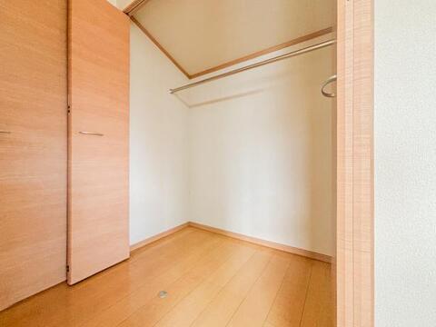 居室にはたっぷりの収納スペースが備わり、衣類や小物をすっきりと整理整頓できます。整理がしやすく、居室を広々と使えるため、快適で清潔感のある空間が保たれます。