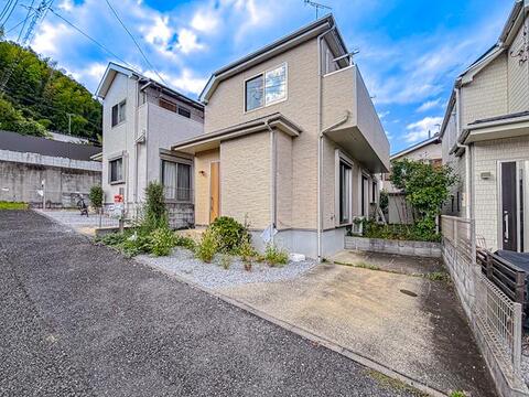 中古戸建てながら、外観は丁寧に手入れが行き届いており、清潔感が感じられます。趣のあるデザインが魅力で、落ち着いた街並みにも馴染む佇まいが、家族の新しい暮らしを迎え入れてくれます。