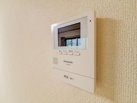 来訪者を画面で確認できるモニター付きインターホンが完備され、安心して応対できます。家族やお子様だけの在宅時にも、しっかりと防犯対策ができる心強い設備です。