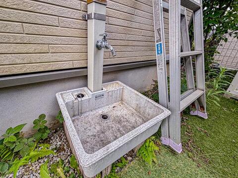 敷地内に使い勝手の良い立水栓を配置。外遊びの後のお子様の足や、ペットの足洗い場としても重宝します。