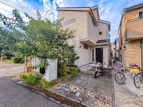 中古戸建てながら、外観は丁寧に手入れが行き届いており、清潔感が感じられます。趣のあるデザインが魅力で、落ち着いた街並みにも馴染む佇まいが、家族の新しい暮らしを迎え入れてくれます。