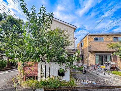 中古住宅らしい趣を残しつつ、外観はきれいに保たれているため、どこか温かみを感じる佇まいです。手入れが行き届いた外装で、住む人に長く愛される住まいとしての安心感があります。