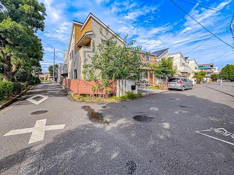 開放感あふれる角地に佇む戸建て。2方向から光と風をたっぷり取り込み、明るく風通しの良い住空間を実現します。隣接する建物が少なく、プライバシーを保ちながらゆったりと暮らせる魅力的な住まいです。