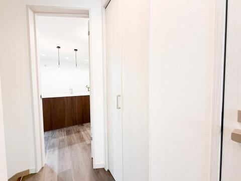 廊下に便利な収納を完備。住空間をすっきりと保つ快適な設計。