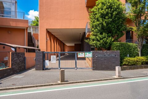 世田谷区立烏山中学校まで約771m