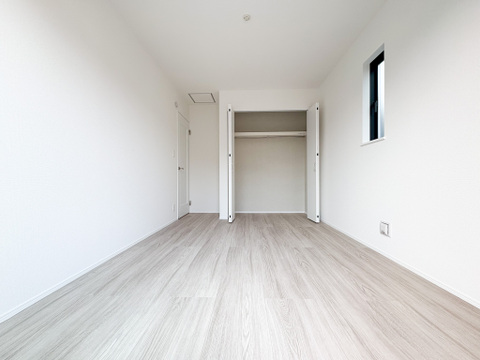 すべての洋室には収納が備え付けてあります。衣類や小物などを収納することで、住空間を有効活用できます。広さも十分ございますので、お客様の生活シーンに合わせてご活用ください。