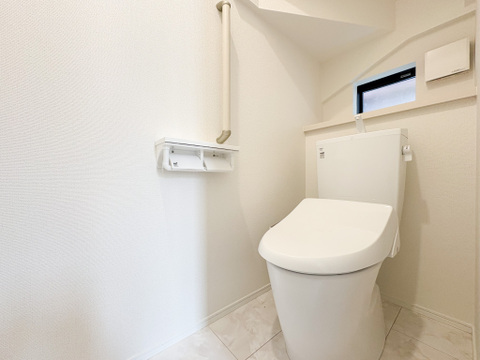 白色に統一されたトイレは清潔感に満ち溢れております。吊戸棚が設置されているためトイレットペーパーのストックや、掃除用品の収納に困りません。
