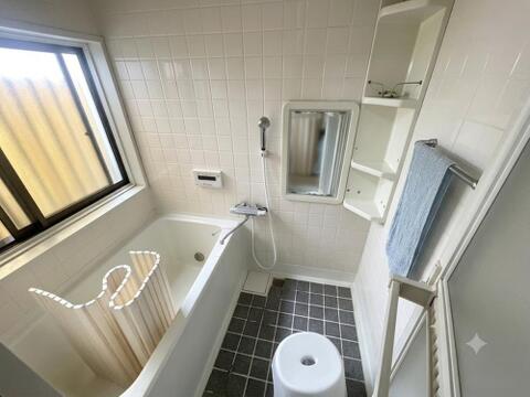 大きな窓から光が差し込む明るいバスルーム。追焚機能付きで、毎日の疲れを心地よく癒やしてくれます。「家具けし等はCGで行っています」