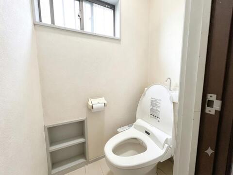 小窓付きで自然換気もラクラク。温水洗浄便座や壁面ニッチ棚を備えた清潔感あふれる快適トイレ。「家具けし等はCGで行っています」