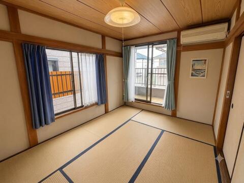 バルコニーへ出入りできる二面採光の明るい6帖和室。い草の香りに癒やされる寛ぎのプライベート空間。「家具けし等はCGで行っています」