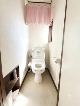小窓付きで自然換気もできる明るい2階トイレ。壁面棚を備え、小物の収納やインテリアも楽しめます。「家具けし等はCGで行っています」