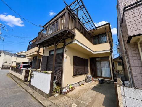 青空に映える温もりある佇まいの一戸建て。角地の開放感と静かな環境を兼ね備えた心地よい住まい。「家具けし等はCGで行っています」