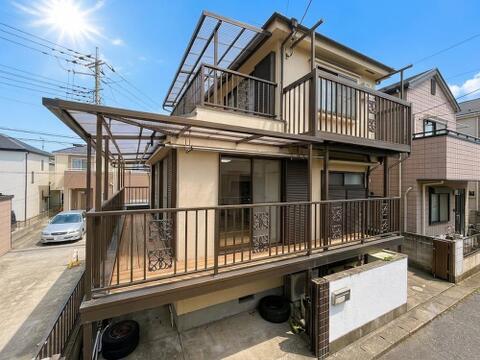 2階に広々としたバルコニーテラスを備えた一戸建て。日当たり・通風ともに良好で開放的な住環境