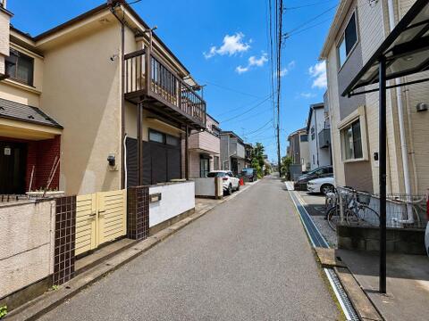 見通しの良い閑静な前面道路。交通量が少なく落ち着いた街並みで、小さなお子様がいるご家庭も安心。