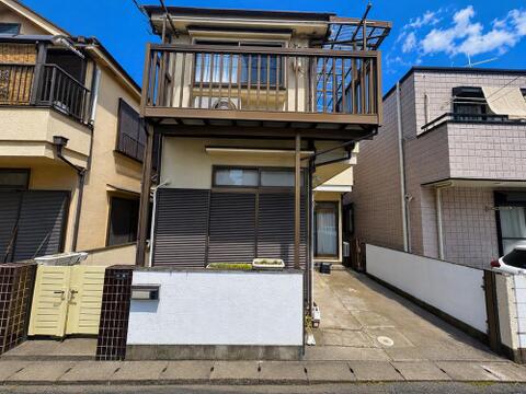 落ち着いた住宅街に佇む独立感ある戸建て住宅。前面に遮るものがなく採光・通風も良好です。