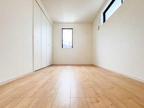 ゆとりある広さの居室は、家具の配置がしやすく使い勝手の良い空間です。採光も良好で、生活スタイルに合わせて自由にレイアウトできます。