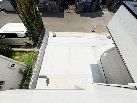 普通車2台が駐車できる敷地設計。ご家族それぞれの車をとめられるちょうど良い駐車スペースは、毎日の利便性を高めるうれしいポイントです。