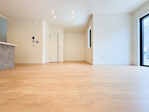 大きな窓を設けた採光重視のリビング。陽光が降り注ぐ明るい空間は、家族が一日中快適に過ごせる居心地の良い場所です。光に満ちた豊かな暮らしをお届けします。