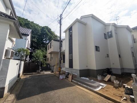 ゆとりある道路幅がございますのでお車の出し入れもスムーズに行うことができます