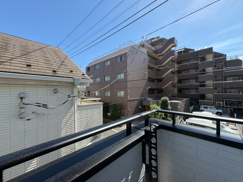 緑豊かな閑静な住宅街を望む恵まれた眺望が楽しめます。(2026年8月8日撮影)