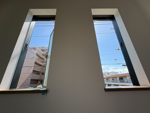 居室の窓からのぞく青空。こんな心地よい時間が遅れる住まいです。(2026年8月8日撮影)