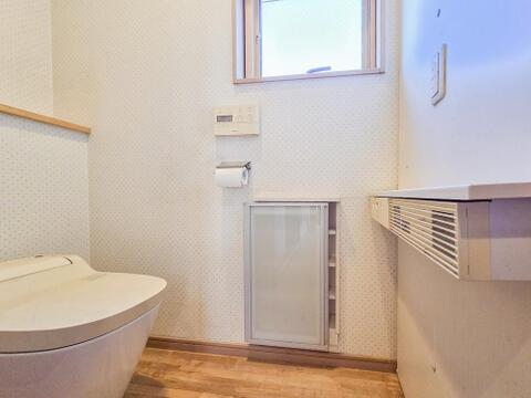 丁寧に手入れが行き届いたトイレは、清潔感が保たれた空間です。シンプルで使いやすい設計が魅力で、中古物件でも快適に利用できます。日常の生活に安心感をもたらす設備です。