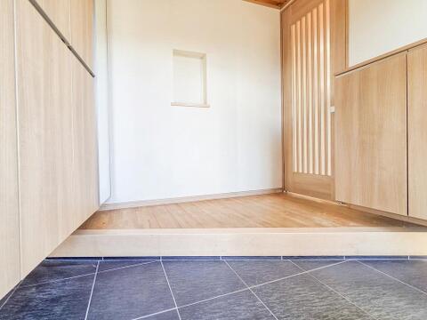 玄関スペースは広さがあり、来客時にもゆとりを感じられる空間が広がります。シンプルで上品なデザインが魅力で、住む人と訪れる人に気持ちよく迎えられる第一印象を与えてくれます。